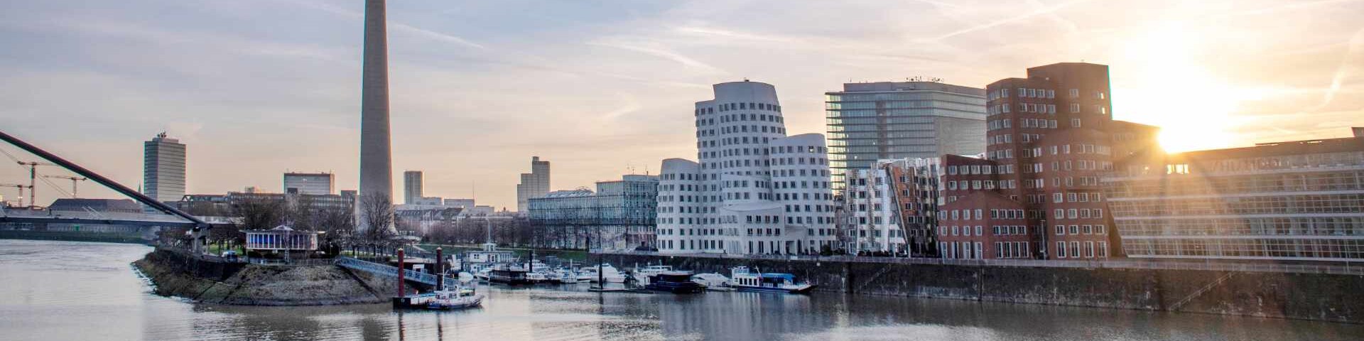 Medienhafen in Düsseldorf mit Funkturm und Gehry-Bauten und Rhein