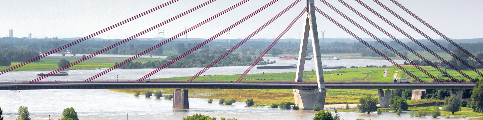Eine Brücke geht über den Rhein