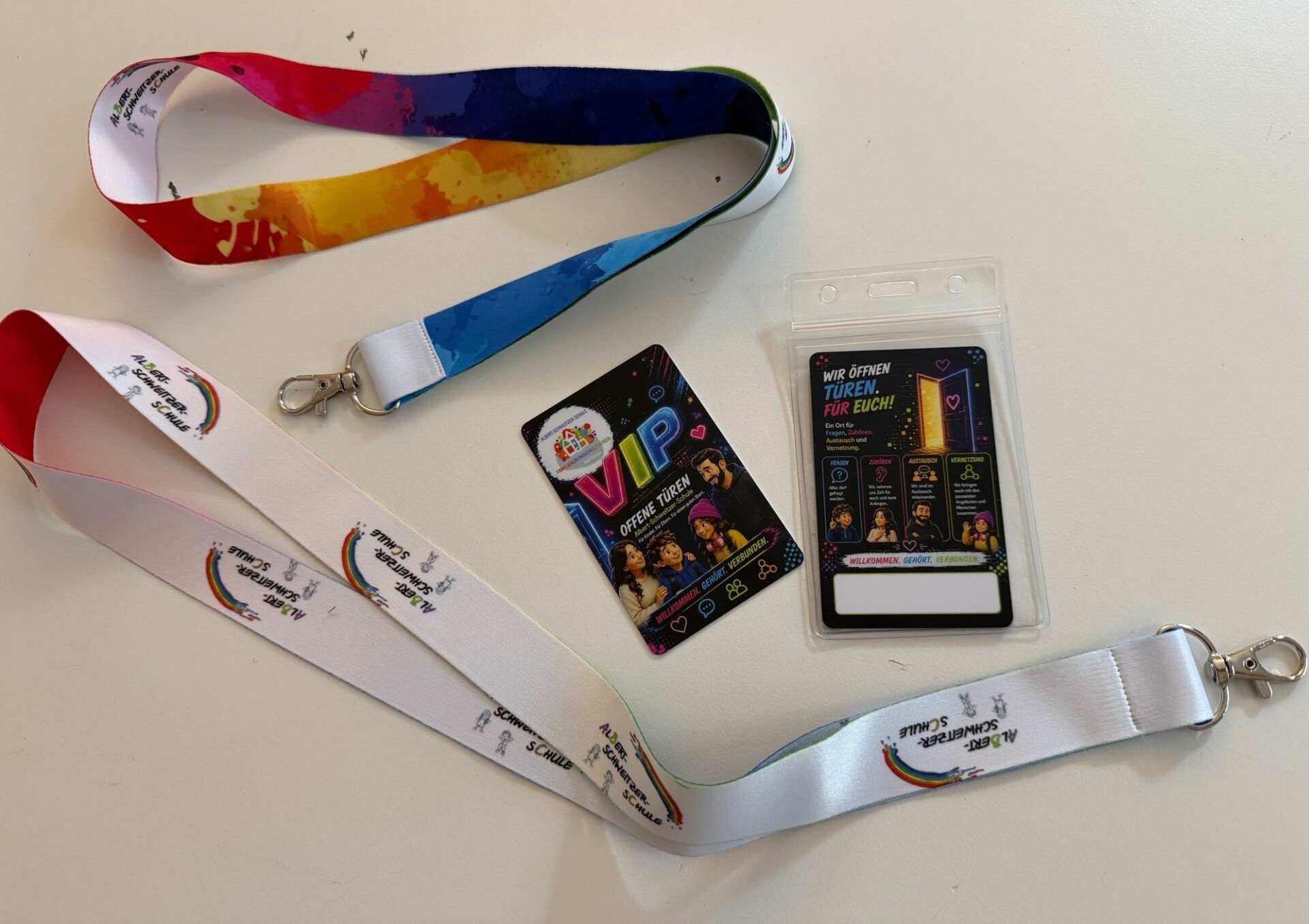 Zwei VIP Pässe mit Lanyard